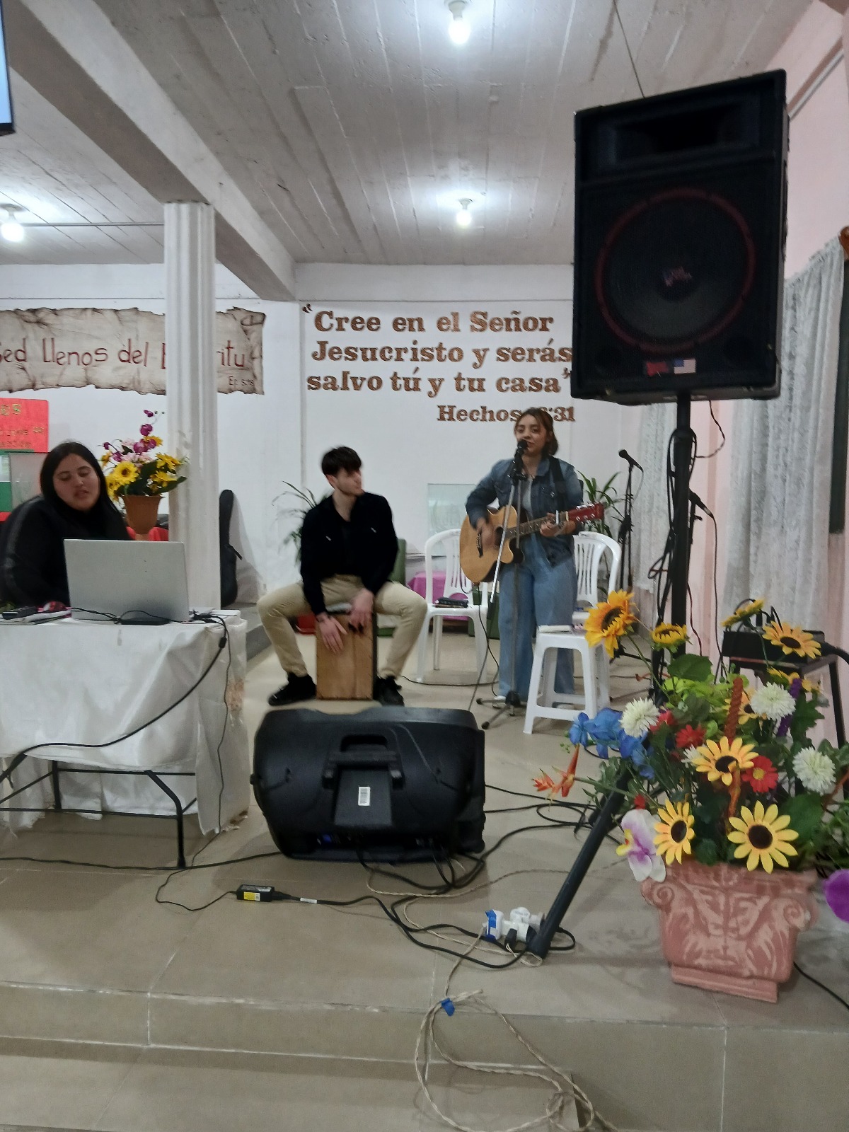 Equipo de alabanza en acción